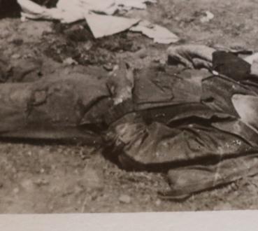 Preview: altes Foto - gefallener Soldat -  Land ?